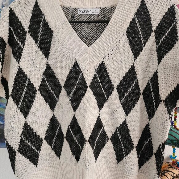 Cropped Checkered Short-Sleeve Vest Sweater - Picture 2 of 3